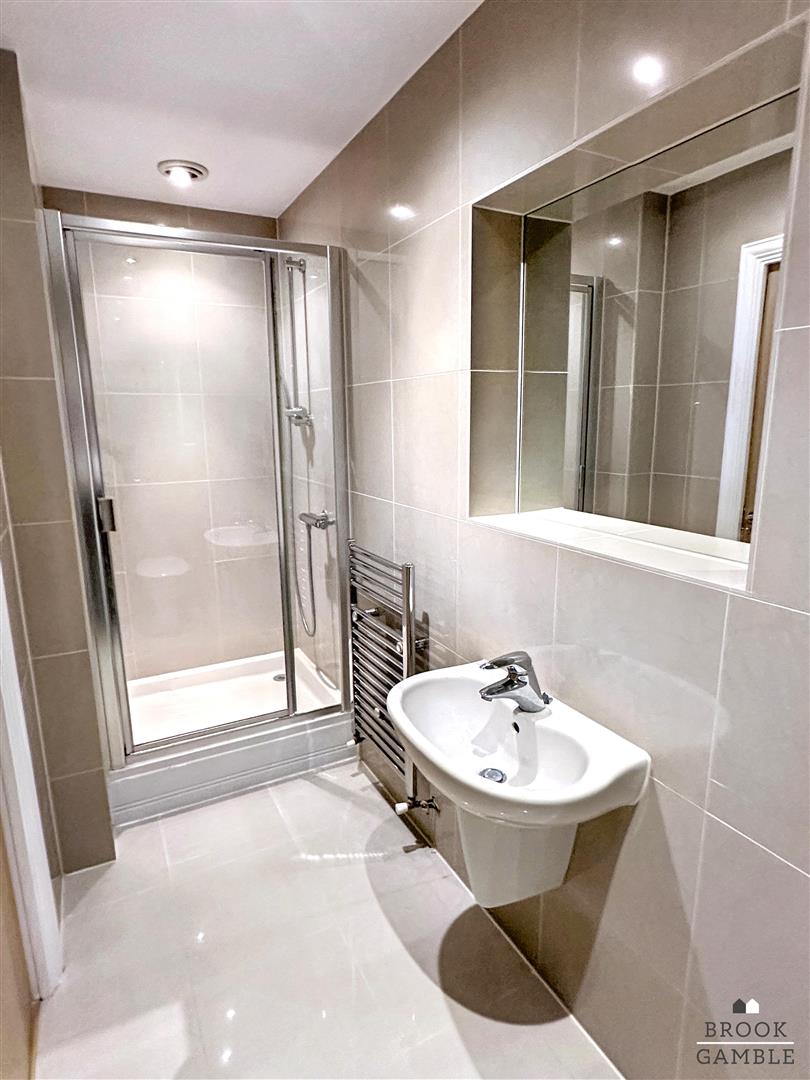 2 Bedroom Flat. Carew Road in Eastbourne,  8